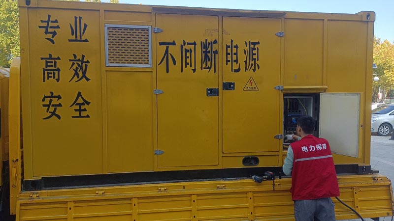 东风柴油发电机组和UPS电源配合使用时，如何避免切换过程中的电力中断？